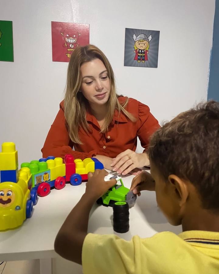 Criança brincando com brinquedos