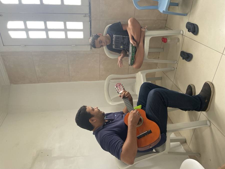 Violão e tamborim em grupo